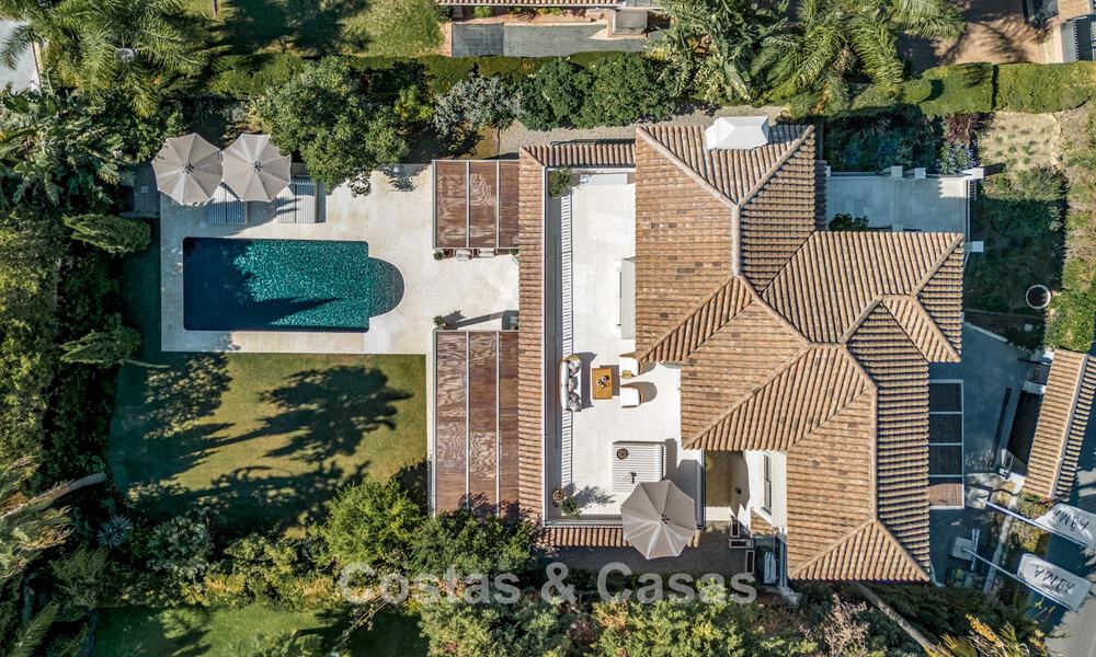 Villa mediterránea de lujo con interiores de inspiración francesa en venta en el corazón de Nueva Andalucía, Marbella 808020