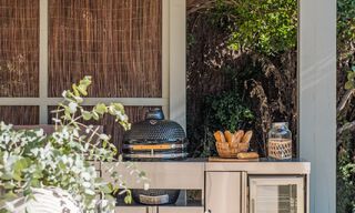 Villa mediterránea de lujo con interiores de inspiración francesa en venta en el corazón de Nueva Andalucía, Marbella 808021 