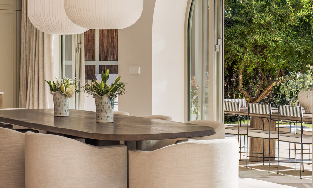 Villa mediterránea de lujo con interiores de inspiración francesa en venta en el corazón de Nueva Andalucía, Marbella 808024