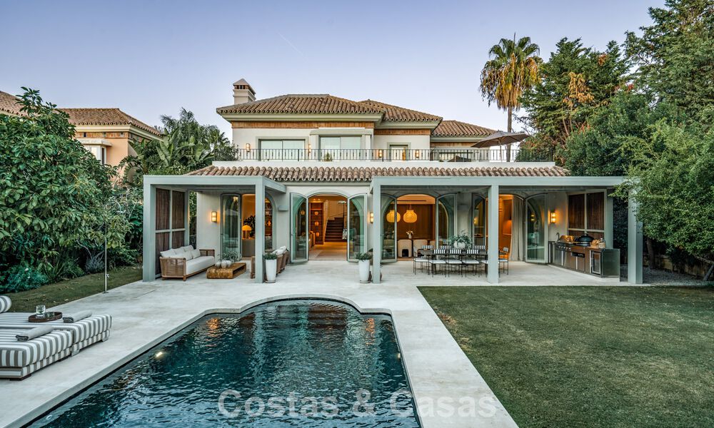 Villa mediterránea de lujo con interiores de inspiración francesa en venta en el corazón de Nueva Andalucía, Marbella 808027