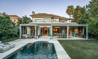 Villa mediterránea de lujo con interiores de inspiración francesa en venta en el corazón de Nueva Andalucía, Marbella 808027 