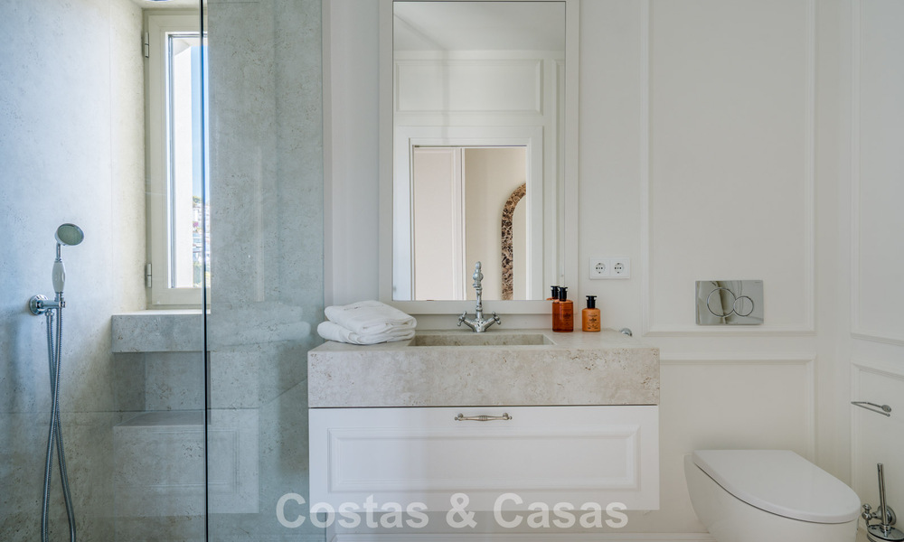 Villa mediterránea de lujo con interiores de inspiración francesa en venta en el corazón de Nueva Andalucía, Marbella 808029