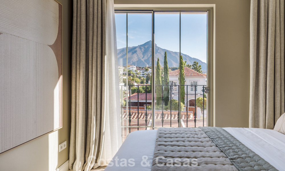 Villa mediterránea de lujo con interiores de inspiración francesa en venta en el corazón de Nueva Andalucía, Marbella 808030