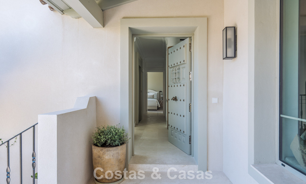 Villa mediterránea de lujo con interiores de inspiración francesa en venta en el corazón de Nueva Andalucía, Marbella 808034
