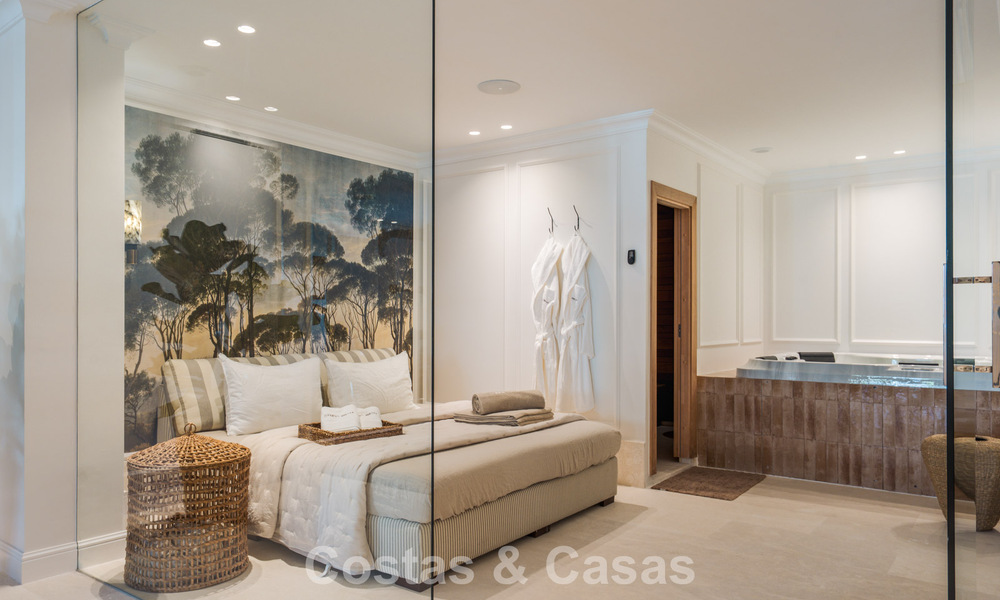 Villa mediterránea de lujo con interiores de inspiración francesa en venta en el corazón de Nueva Andalucía, Marbella 808037