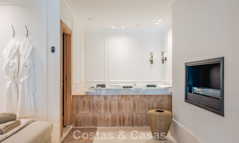 Villa mediterránea de lujo con interiores de inspiración francesa en venta en el corazón de Nueva Andalucía, Marbella 808040