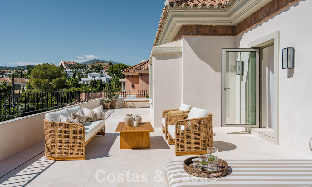 Villa mediterránea de lujo con interiores de inspiración francesa en venta en el corazón de Nueva Andalucía, Marbella 808044