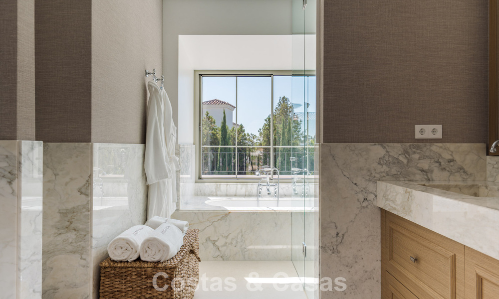 Villa mediterránea de lujo con interiores de inspiración francesa en venta en el corazón de Nueva Andalucía, Marbella 808045