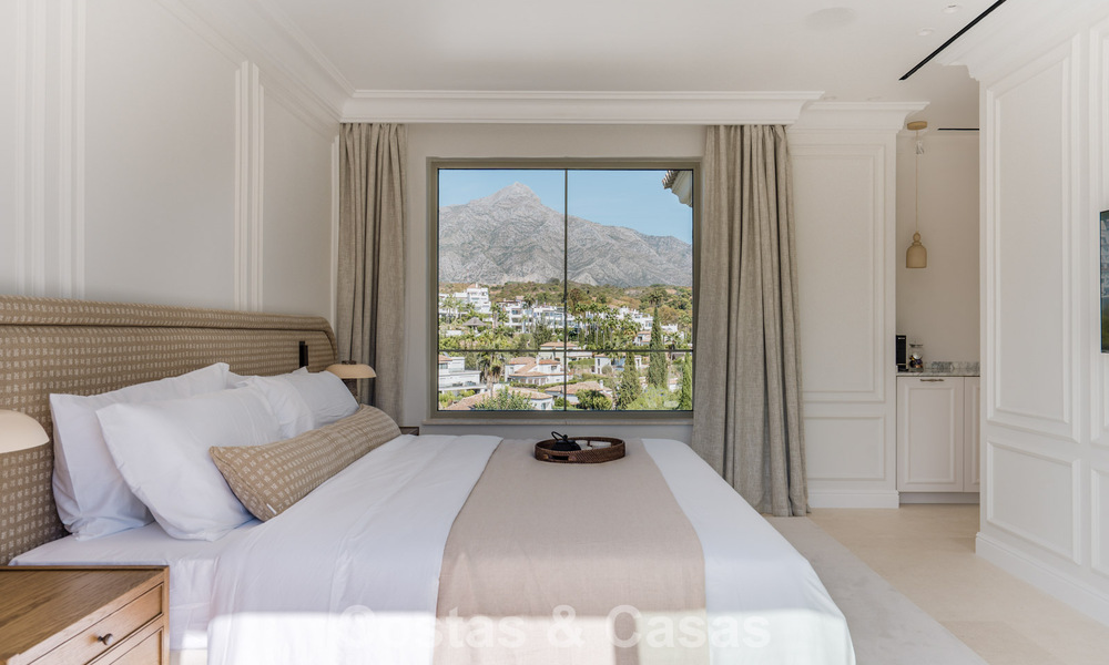 Villa mediterránea de lujo con interiores de inspiración francesa en venta en el corazón de Nueva Andalucía, Marbella 808047