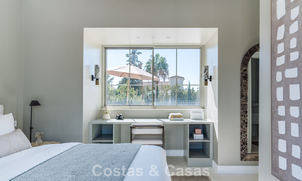 Villa mediterránea de lujo con interiores de inspiración francesa en venta en el corazón de Nueva Andalucía, Marbella 808050