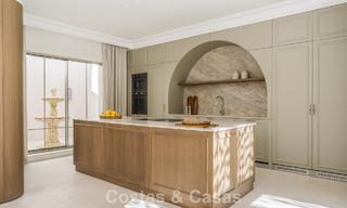 Villa mediterránea de lujo con interiores de inspiración francesa en venta en el corazón de Nueva Andalucía, Marbella 808051 