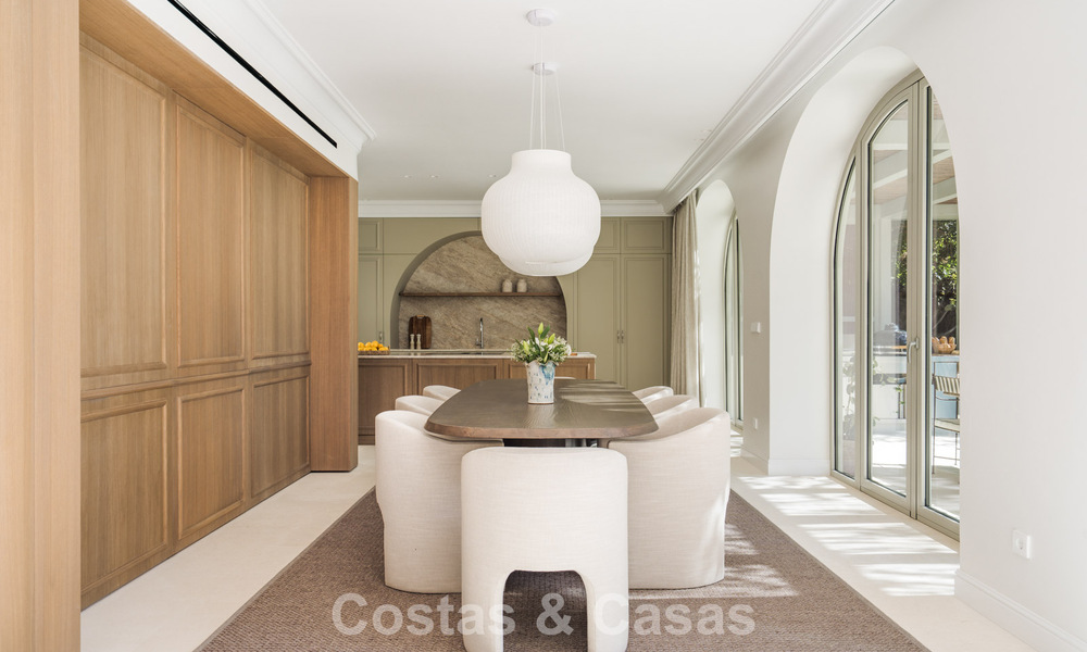 Villa mediterránea de lujo con interiores de inspiración francesa en venta en el corazón de Nueva Andalucía, Marbella 808052