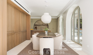 Villa mediterránea de lujo con interiores de inspiración francesa en venta en el corazón de Nueva Andalucía, Marbella 808052 
