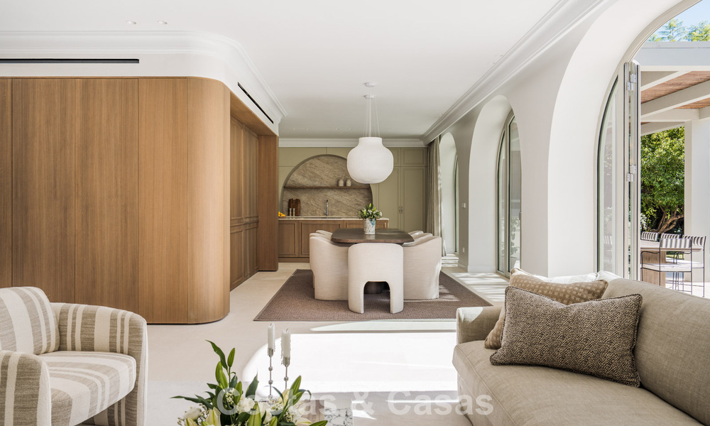 Villa mediterránea de lujo con interiores de inspiración francesa en venta en el corazón de Nueva Andalucía, Marbella 808053