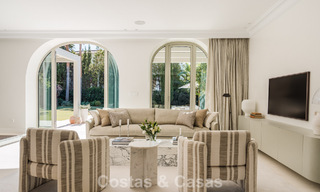 Villa mediterránea de lujo con interiores de inspiración francesa en venta en el corazón de Nueva Andalucía, Marbella 808055 