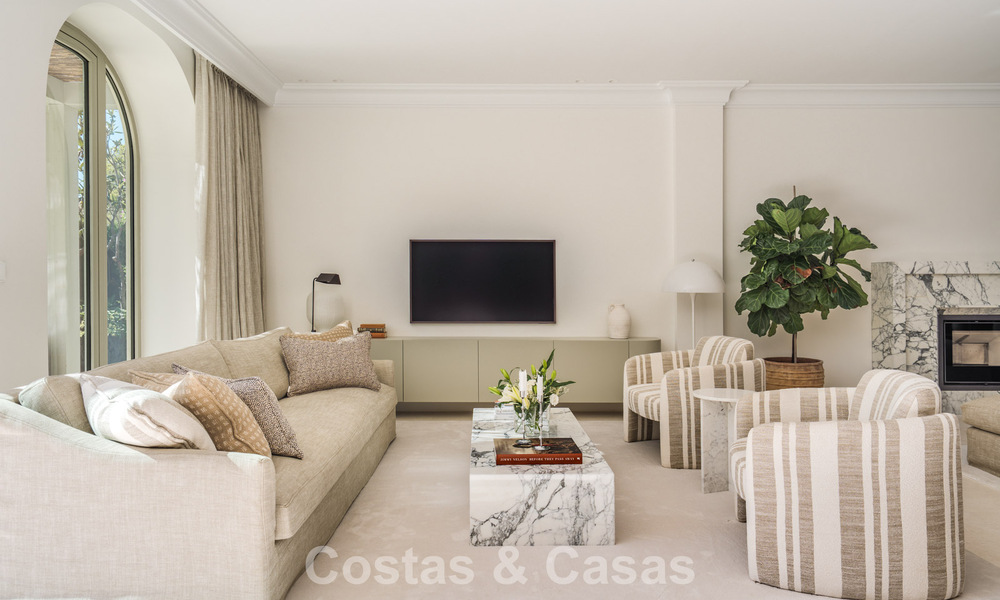 Villa mediterránea de lujo con interiores de inspiración francesa en venta en el corazón de Nueva Andalucía, Marbella 808056