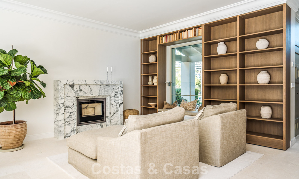 Villa mediterránea de lujo con interiores de inspiración francesa en venta en el corazón de Nueva Andalucía, Marbella 808058