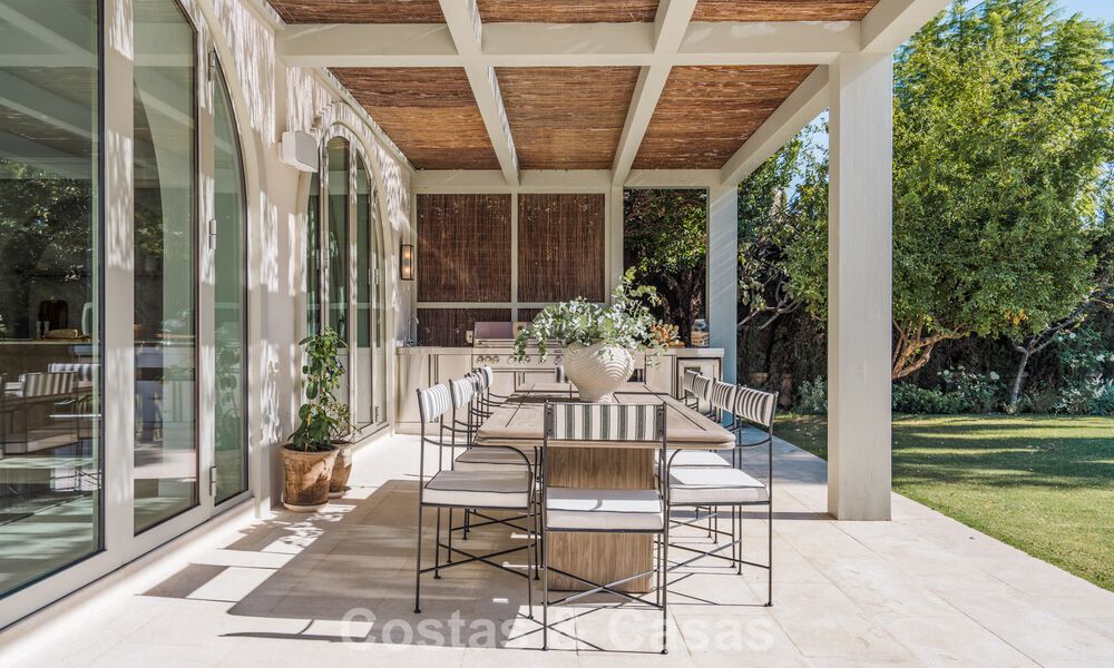 Villa mediterránea de lujo con interiores de inspiración francesa en venta en el corazón de Nueva Andalucía, Marbella 808059