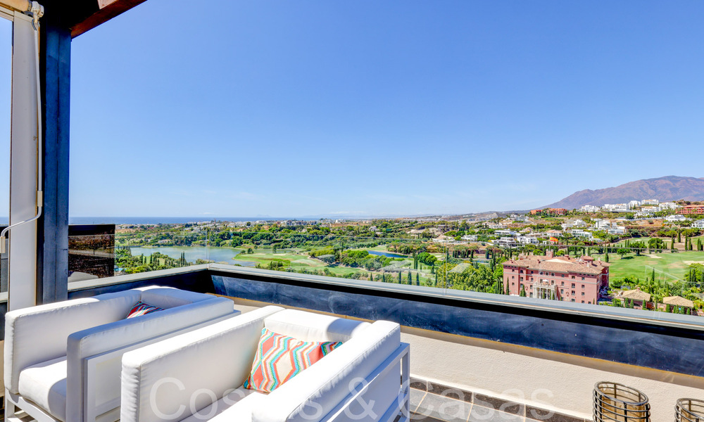 Apartamentos de golf contemporáneos en venta en Hoyo 19, dentro un resort de golf de 5*, New Golden Mile, Marbella - Benahavís 807494