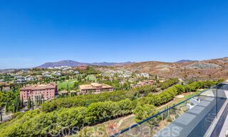 Apartamentos de golf contemporáneos en venta en Hoyo 19, dentro un resort de golf de 5*, New Golden Mile, Marbella - Benahavís 807495 