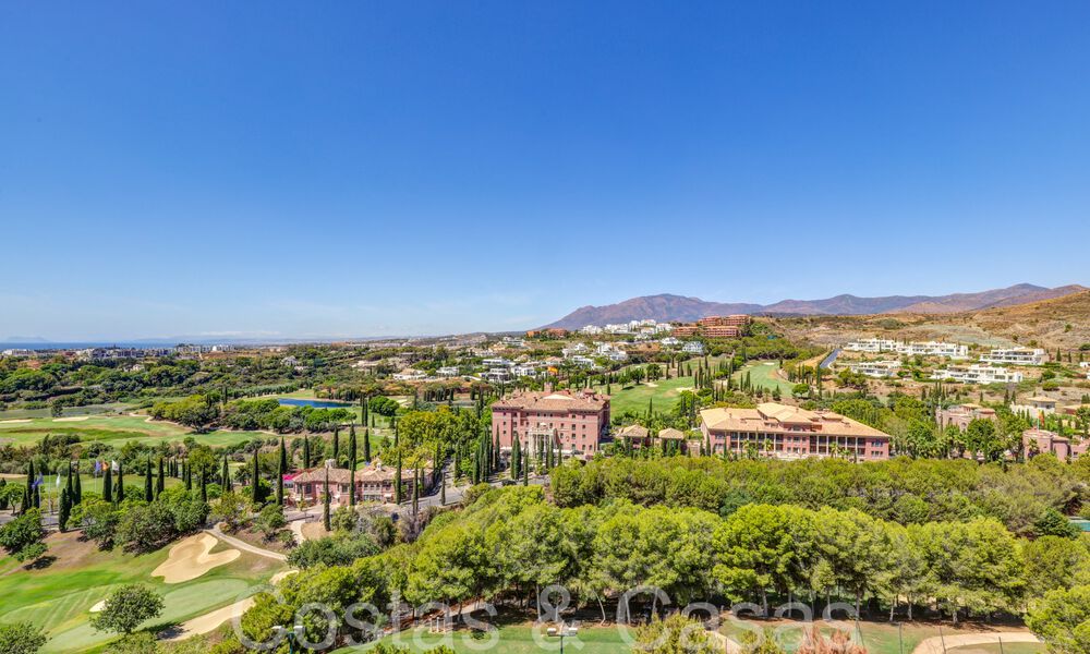 Apartamentos de golf contemporáneos en venta en Hoyo 19, dentro un resort de golf de 5*, New Golden Mile, Marbella - Benahavís 807496