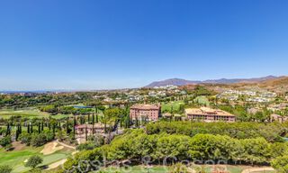 Apartamentos de golf contemporáneos en venta en Hoyo 19, dentro un resort de golf de 5*, New Golden Mile, Marbella - Benahavís 807496 