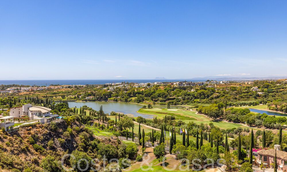 Apartamentos de golf contemporáneos en venta en Hoyo 19, dentro un resort de golf de 5*, New Golden Mile, Marbella - Benahavís 807498