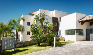 Apartamentos de golf contemporáneos en venta en Hoyo 19, dentro un resort de golf de 5*, New Golden Mile, Marbella - Benahavís 807501 
