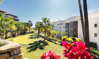 Apartamentos de golf contemporáneos en venta en Hoyo 19, dentro un resort de golf de 5*, New Golden Mile, Marbella - Benahavís 807503 