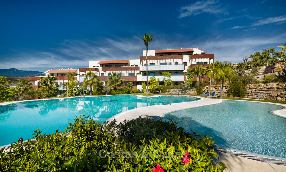 Apartamentos de golf contemporáneos en venta en Hoyo 19, dentro un resort de golf de 5*, New Golden Mile, Marbella - Benahavís 807504