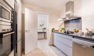 Apartamentos de golf contemporáneos en venta en Hoyo 19, dentro un resort de golf de 5*, New Golden Mile, Marbella - Benahavís 807507 