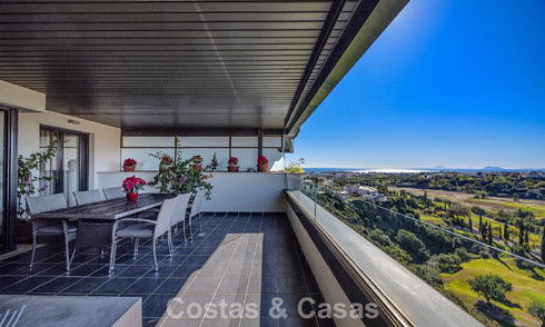Apartamentos de golf contemporáneos en venta en Hoyo 19, dentro un resort de golf de 5*, New Golden Mile, Marbella - Benahavís 807510