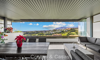 Apartamentos de golf contemporáneos en venta en Hoyo 19, dentro un resort de golf de 5*, New Golden Mile, Marbella - Benahavís 807511 