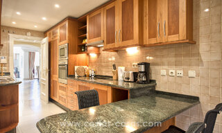 Apartamentos en venta en La Alzambra, a poca distancia a pie de Puerto Banús, en Nueva Andalucía, Marbella 807701 