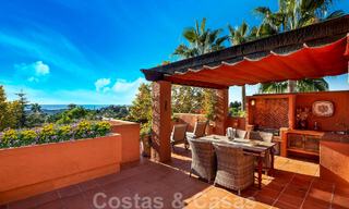 Apartamentos en venta en La Alzambra, a poca distancia a pie de Puerto Banús, en Nueva Andalucía, Marbella 807711 