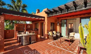 Apartamentos en venta en La Alzambra, a poca distancia a pie de Puerto Banús, en Nueva Andalucía, Marbella 807712 