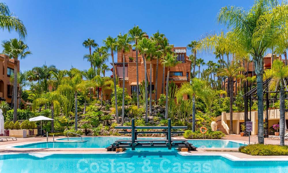 Apartamentos en venta en La Alzambra, a poca distancia a pie de Puerto Banús, en Nueva Andalucía, Marbella 807717
