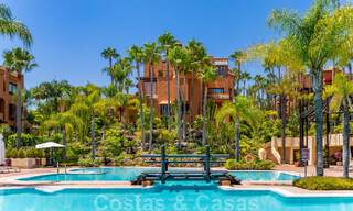 Apartamentos en venta en La Alzambra, a poca distancia a pie de Puerto Banús, en Nueva Andalucía, Marbella 807717 