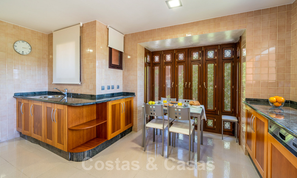 Apartamentos en venta en La Alzambra, a poca distancia a pie de Puerto Banús, en Nueva Andalucía, Marbella 807721