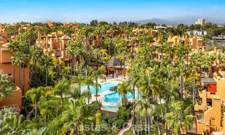 Apartamentos en venta en La Alzambra, a poca distancia a pie de Puerto Banús, en Nueva Andalucía, Marbella 807727 
