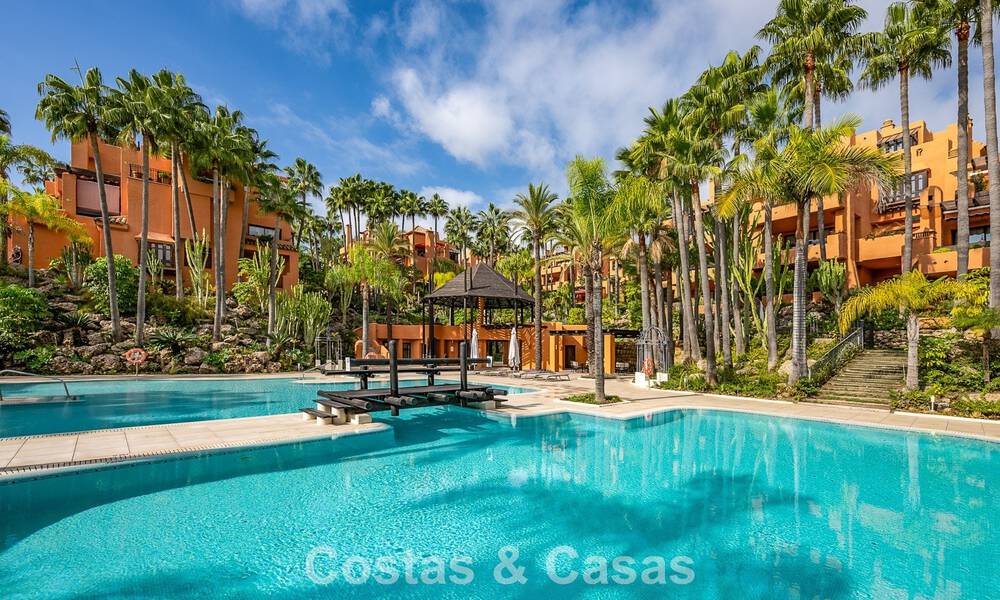 Apartamentos en venta en La Alzambra, a poca distancia a pie de Puerto Banús, en Nueva Andalucía, Marbella 807733