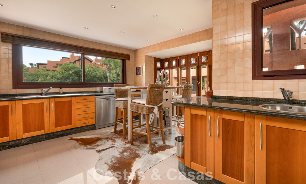 Apartamentos en venta en La Alzambra, a poca distancia a pie de Puerto Banús, en Nueva Andalucía, Marbella 807739