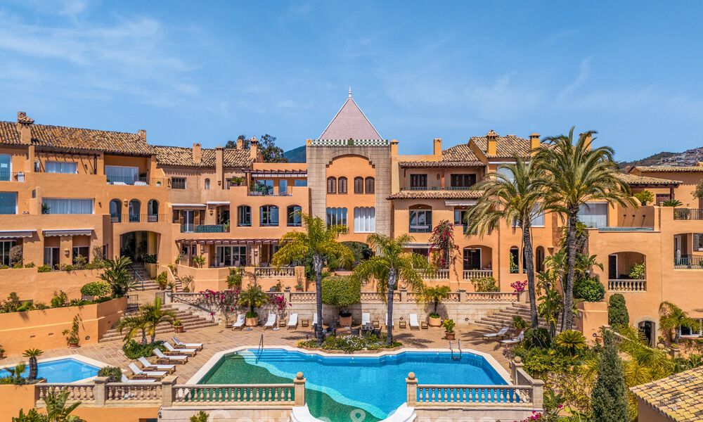 Ático dúplex de lujo con vistas panorámicas en venta en el valle del golf de Nueva Andalucía, Marbella 808068
