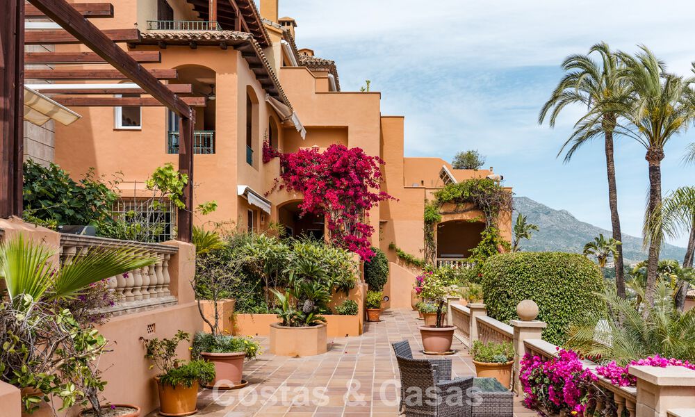 Ático dúplex de lujo con vistas panorámicas en venta en el valle del golf de Nueva Andalucía, Marbella 808070