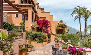Ático dúplex de lujo con vistas panorámicas en venta en el valle del golf de Nueva Andalucía, Marbella 808070 