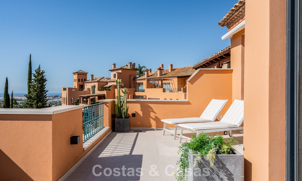 Ático dúplex de lujo con vistas panorámicas en venta en el valle del golf de Nueva Andalucía, Marbella 808081