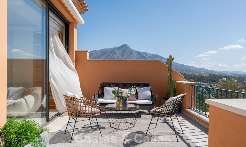 Ático dúplex de lujo con vistas panorámicas en venta en el valle del golf de Nueva Andalucía, Marbella 808082