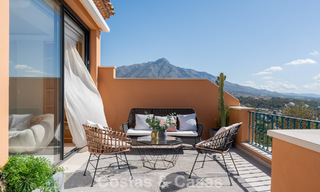 Ático dúplex de lujo con vistas panorámicas en venta en el valle del golf de Nueva Andalucía, Marbella 808082 