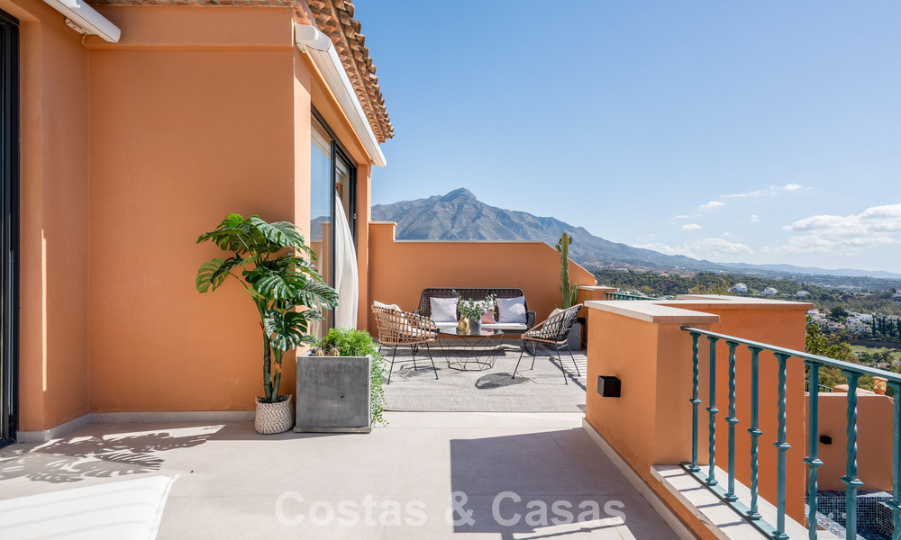 Ático dúplex de lujo con vistas panorámicas en venta en el valle del golf de Nueva Andalucía, Marbella 808084
