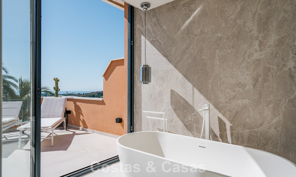 Ático dúplex de lujo con vistas panorámicas en venta en el valle del golf de Nueva Andalucía, Marbella 808085
